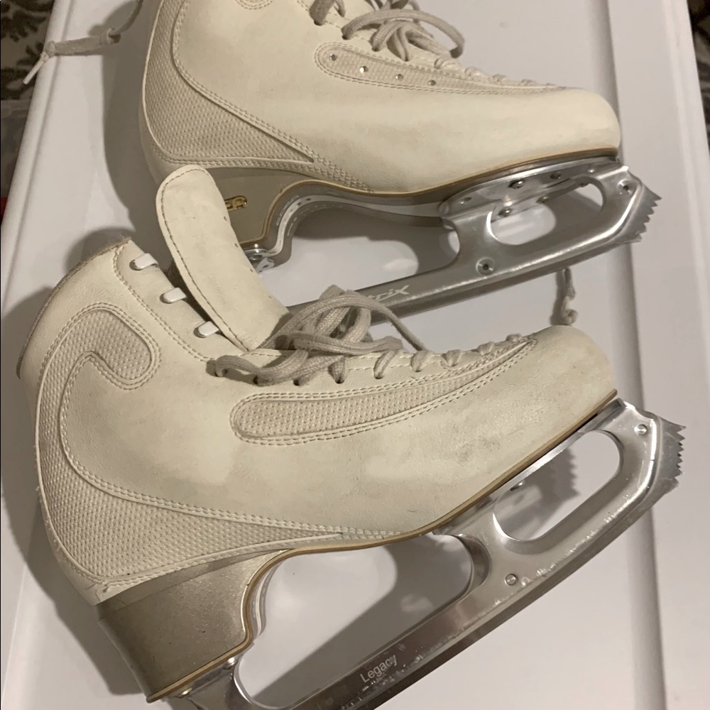 Edea Ice Fly 255B with Matrix blades size 9 1/2